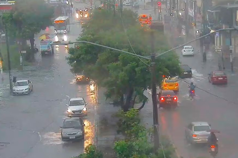Sectores inundados en Guayaquil debido a intensa lluvia la tarde de este martes, 20 de febrero