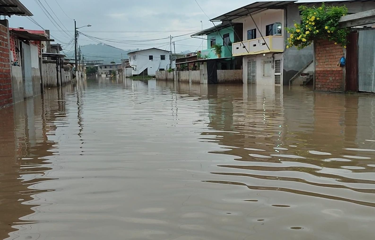 Hasta 3 metros llegó la acumulación de aguas lluvias en algunos sectores de Chone, Maní