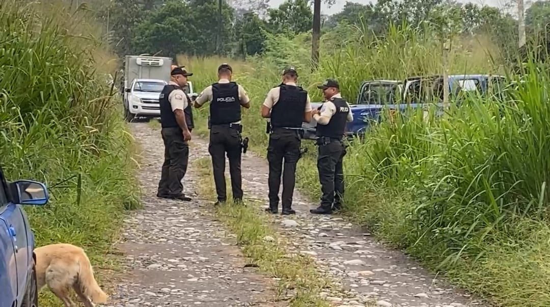 La Policía Nacional entra 7 cuerpos dentro del balde de una camioneta en Orellana