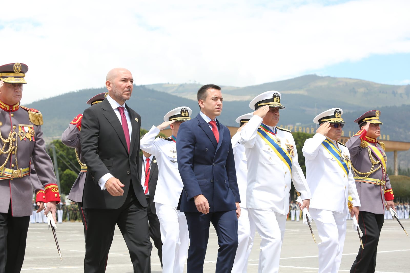 Las FF.AA., el presidente Noboa y la fiscal Diana Salazar crecen en aprobación, según Cedatos