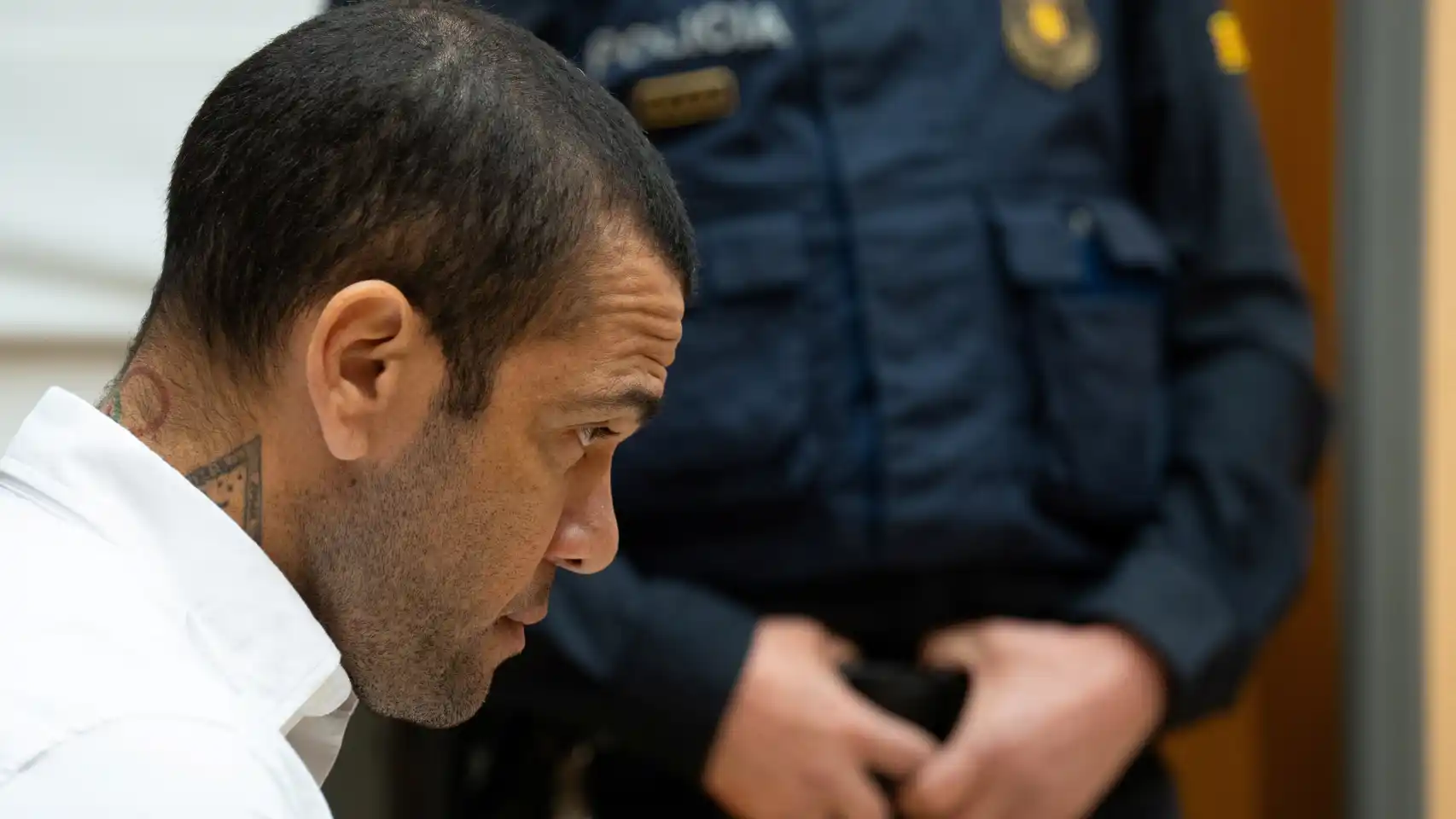 Dani Alves pide quedar en libertad tras ser condenado por violación; la Fiscalía se opone