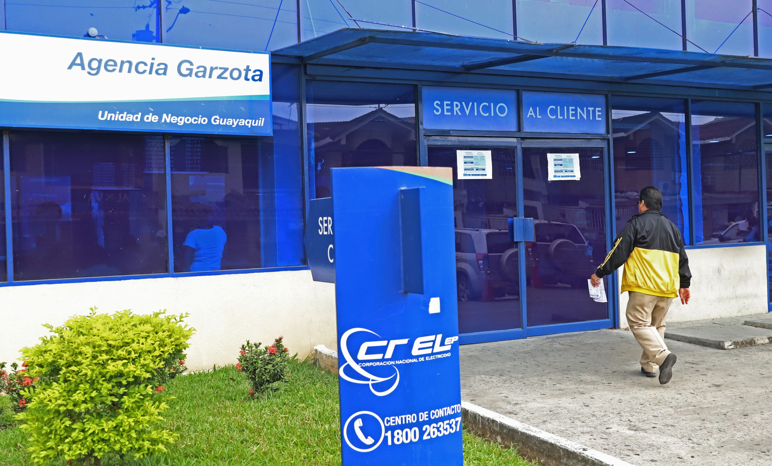 Delincuentes asaltan un blindado afuera de la agencia de CNEL de la Garzota; hay un muerto