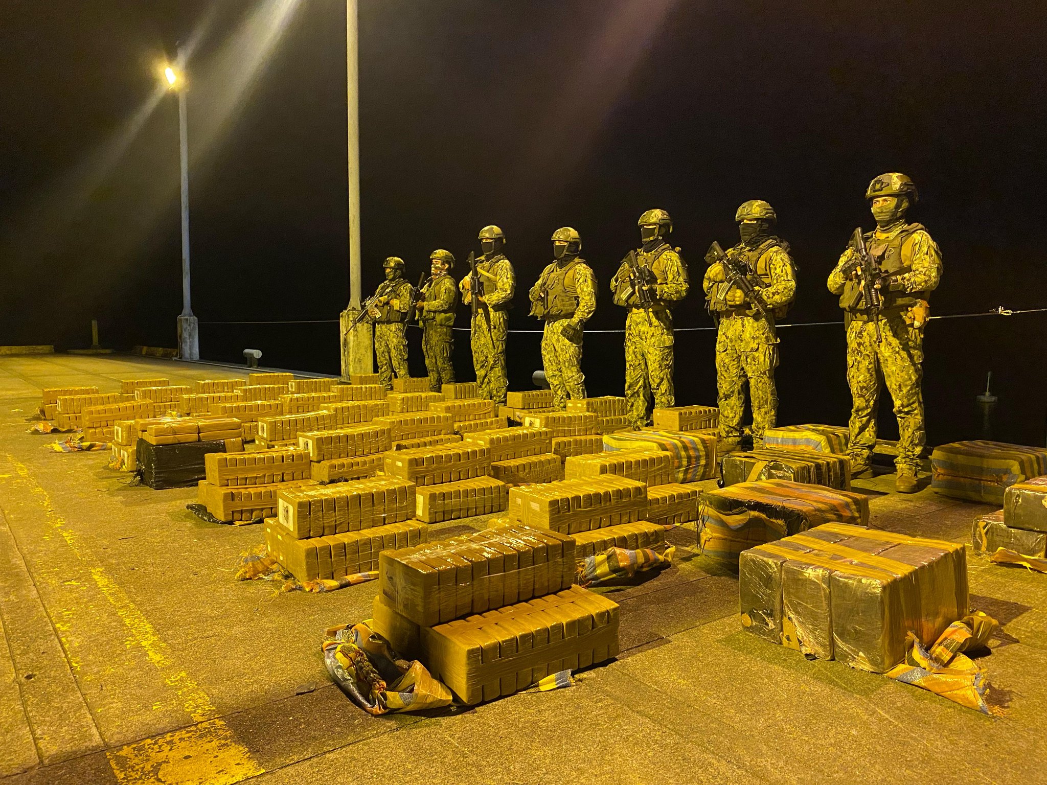 Nuevo golpe de las FF.AA. al narcotráfico en Esmeraldas: decomisan 1.2 toneladas de droga