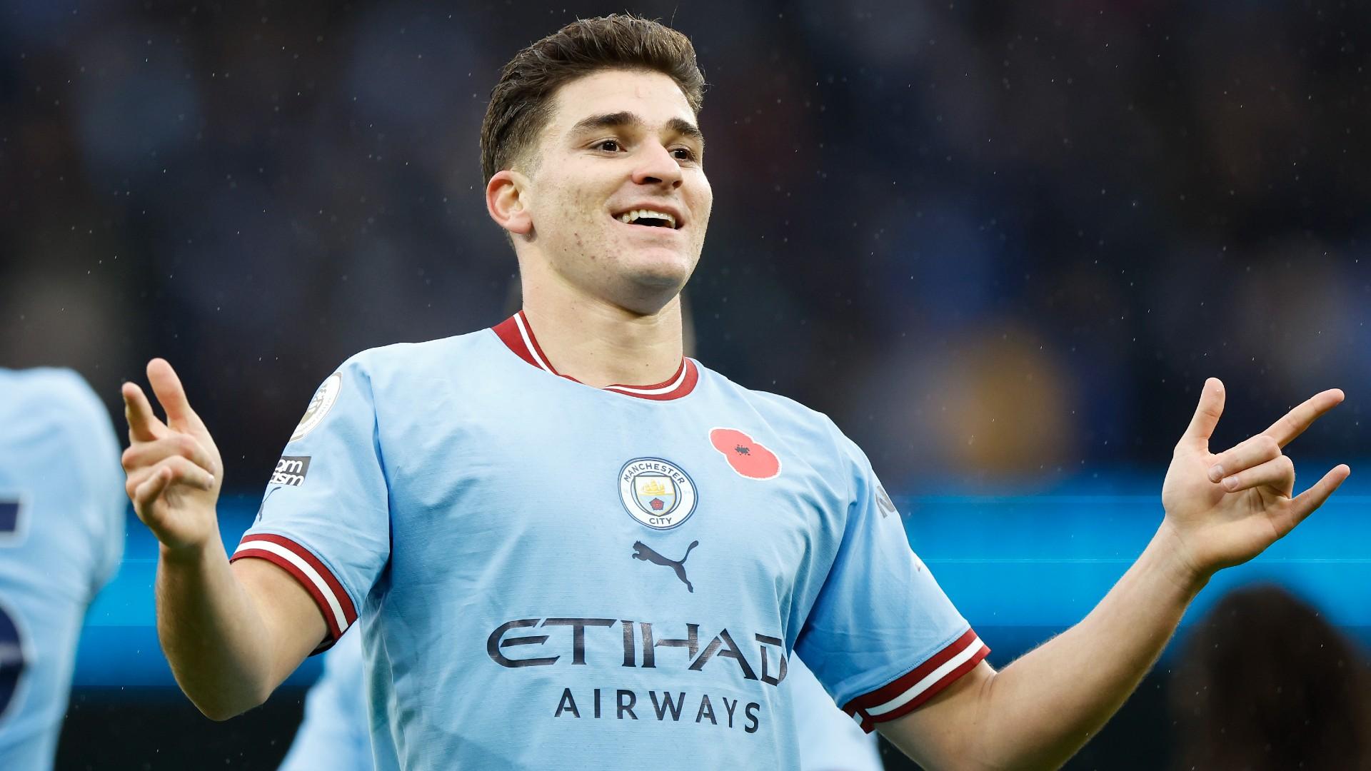 Video: Blooper del arquero Kamil Grabara y gol de Julián Álvarez en el Manchester City