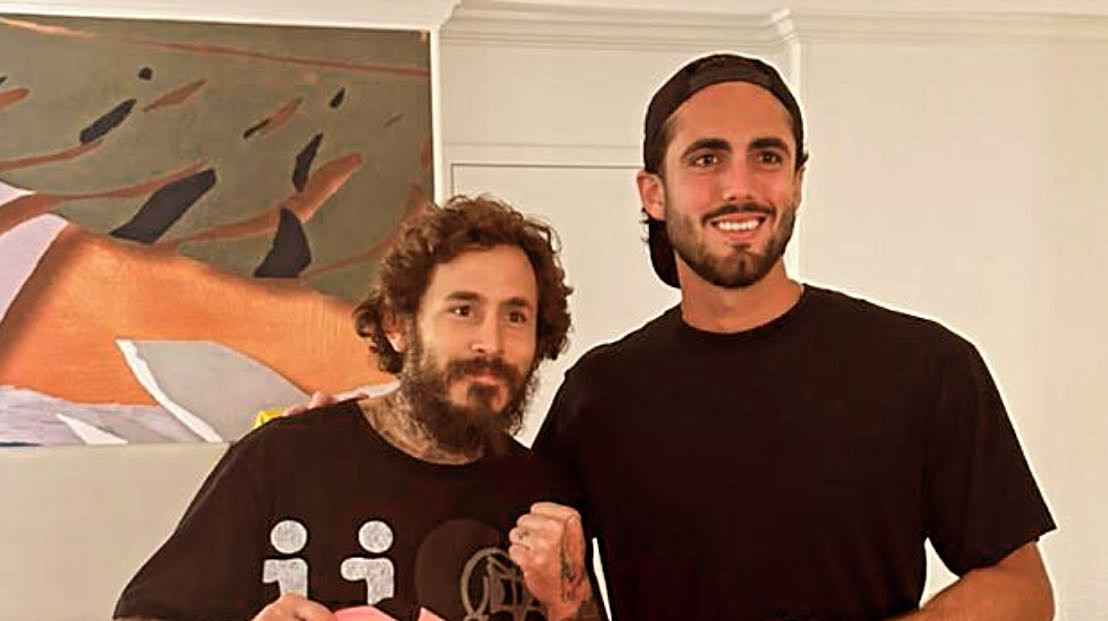 Leo Campana visita a Chito Vera en Miami y le obsequia su camiseta