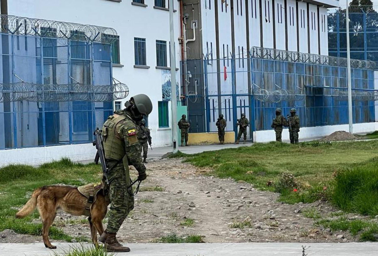Dos militares fueron denunciados ante la Fiscalía por tratar de ingresar celulares a la cárcel de Cotopaxi
