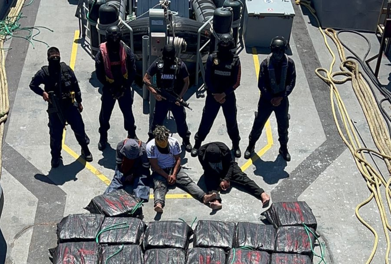 Las Fuerzas Armadas decomisan una tonelada y media de droga en Galápagos