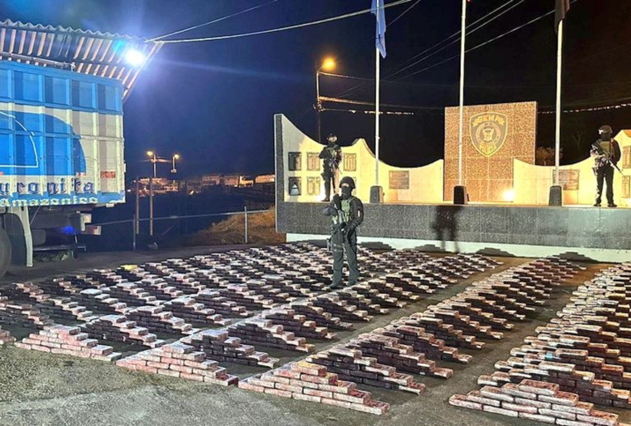 Policía de Ecuador da duro golpe al narcotráfico: incauta una tonelada y media de cocaína en Napo