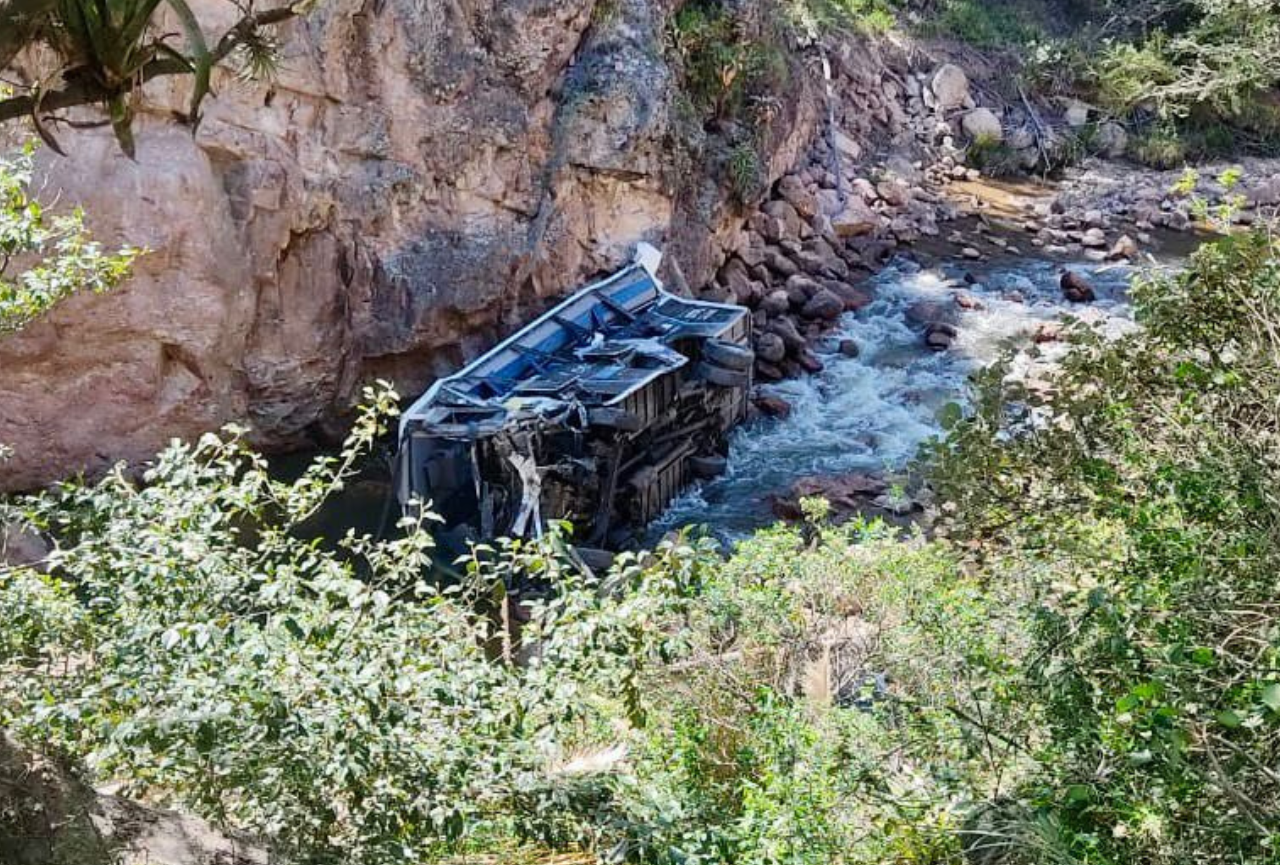 Tragedia en Loja: 4 personas fallecidas y 16 heridas tras accidente de un bus