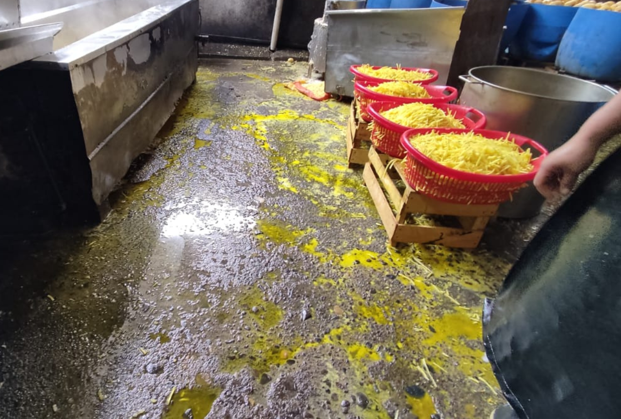 La Arcsa clausuró planta de papas fritas por condiciones de insalubridad en Cuenca