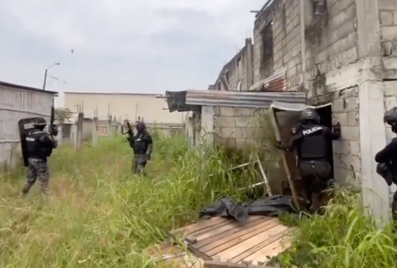 (Video) Operativo de la Policía permitió recuperar 13 viviendas en Guayaquil; hay 10 detenidos