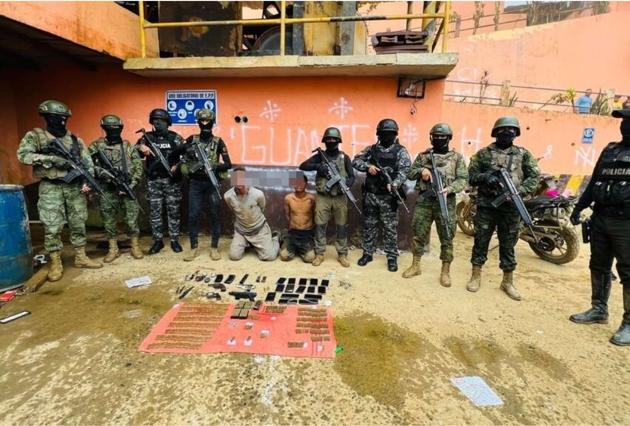 Las Fuerzas Armadas se enfrentaron a balas contra el grupo criminal Los Lobos en  Azuay