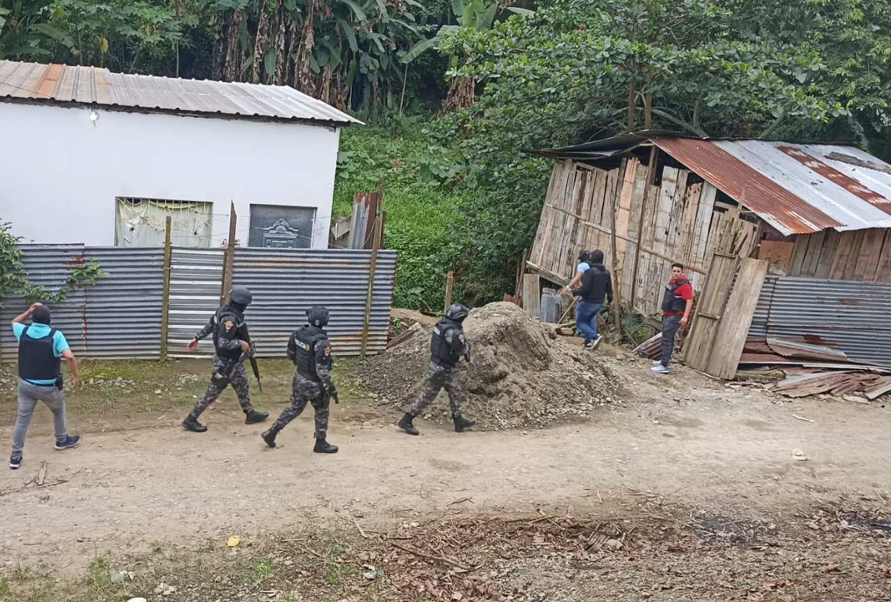 La Policía da duro golpe a Los Lobos en Los Ríos: cuatro personas liberadas y ocho detenidos