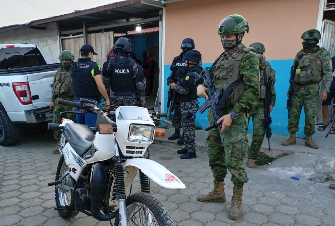 Las Fuerzas Armadas y Policía Nacional realizaron 22 operativos que dejó 27 detenidos en Manta