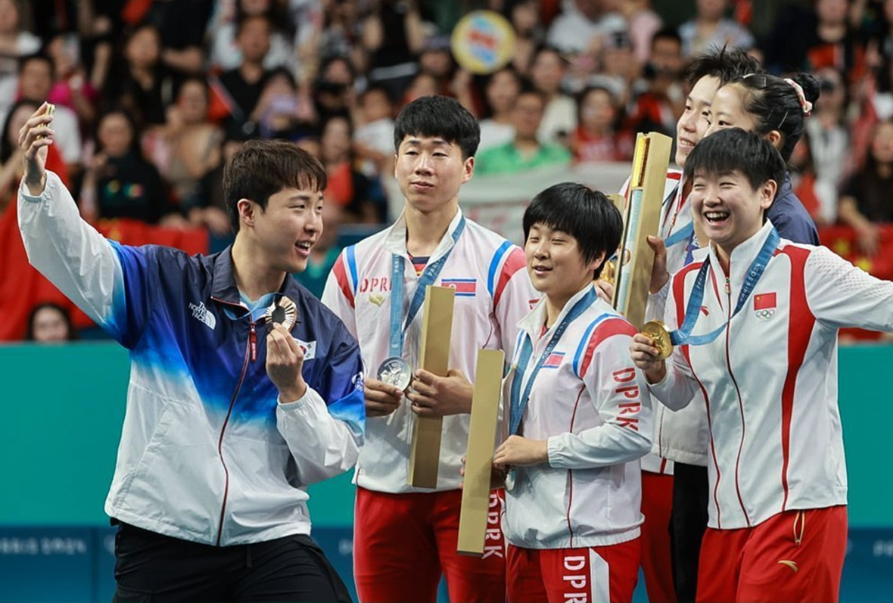 Selfi histórica entre Corea del Norte y Corea del Sur en el podio de los Juegos Olímpicos de París