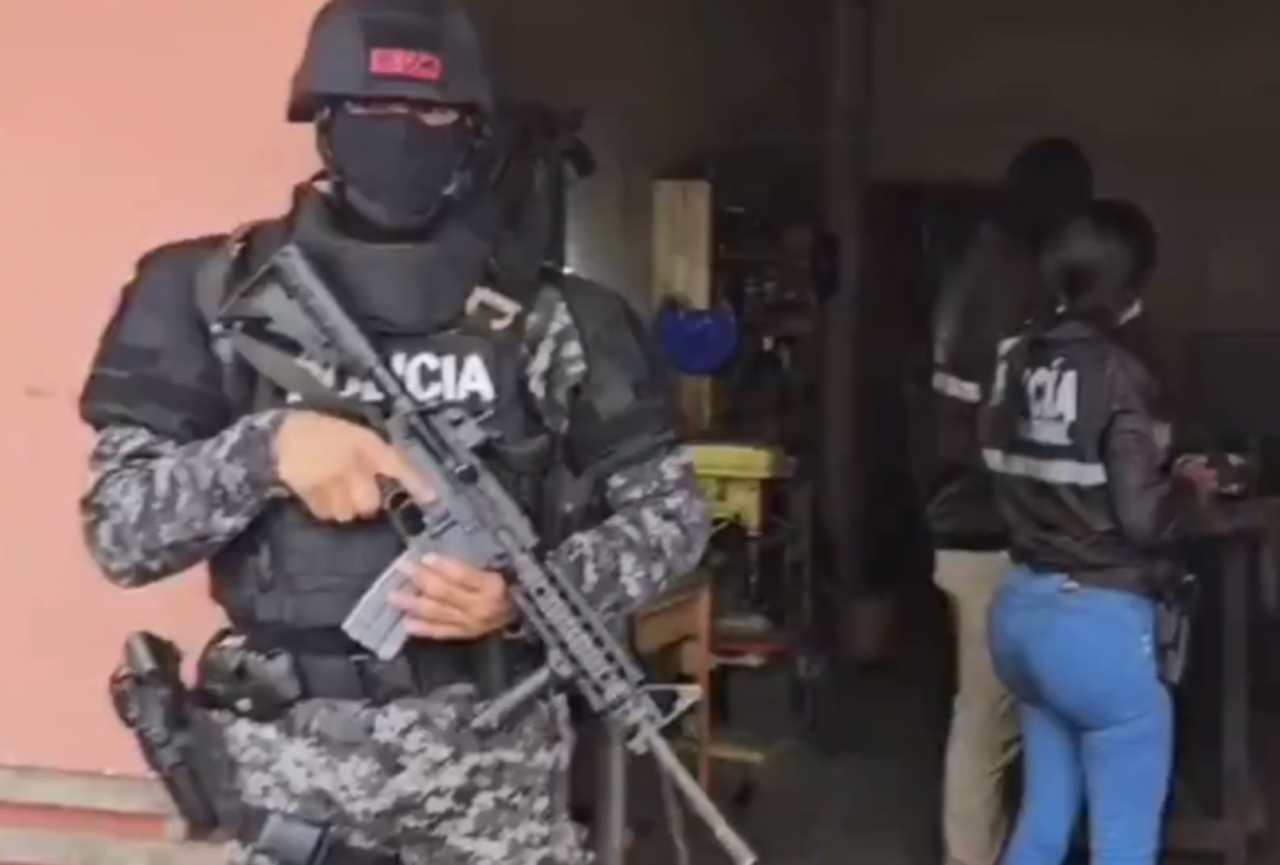 Hallan local donde fabricaban armas de fuego ilegales; dos personas fueron detenidas