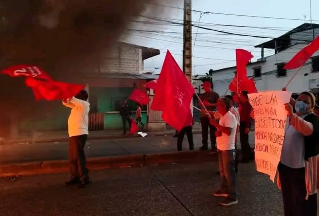 Protestas con quema de llantas en Guayaquil por el alza de los combustibles