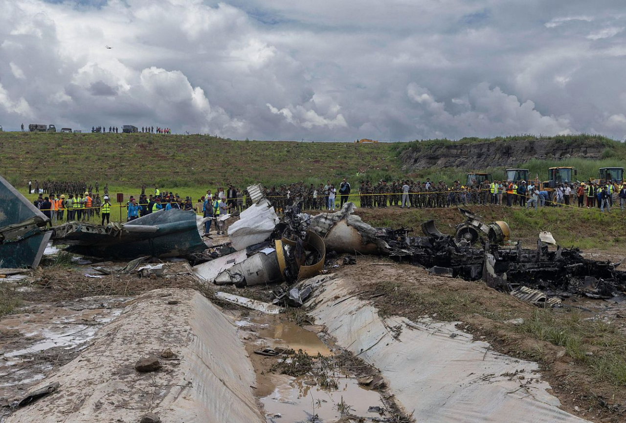 Tragedia en Nepal: avión se estrelló y se incendió mientras despegaba; hay 18 personas fallecidas