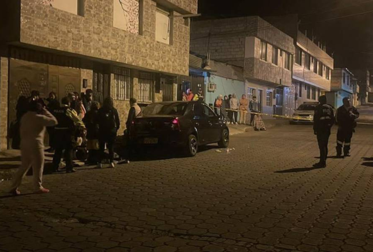 Violento robo en Quito: un padre y su hijo fueron asesinados a tiros al pie de su casa