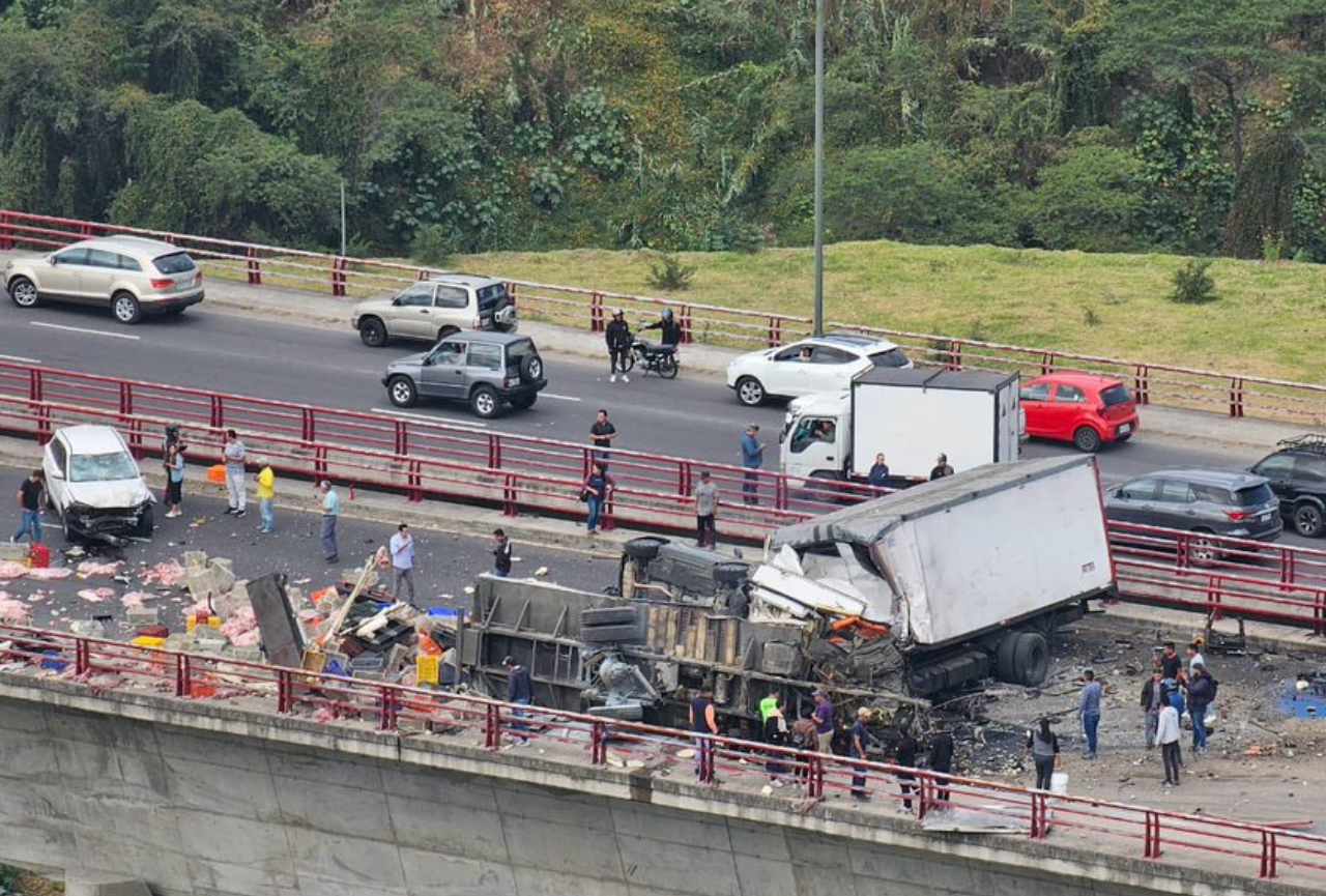 Tragedia en la Ruta Viva, en Quito: choque múltiple deja una persona fallecida y seis heridas