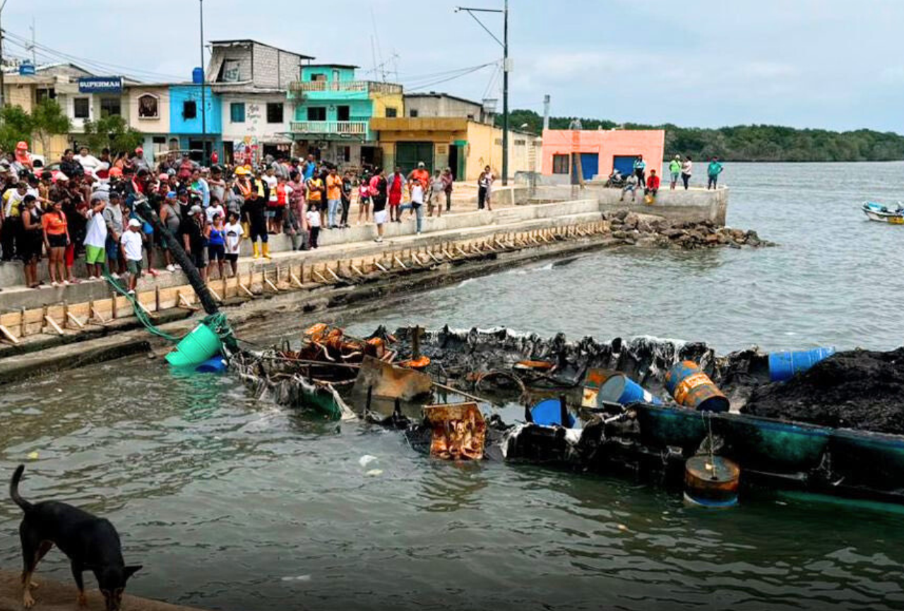 Hallan barco incendiado con 15 tripulantes en El Oro; siete cuerpos han sido recuperados