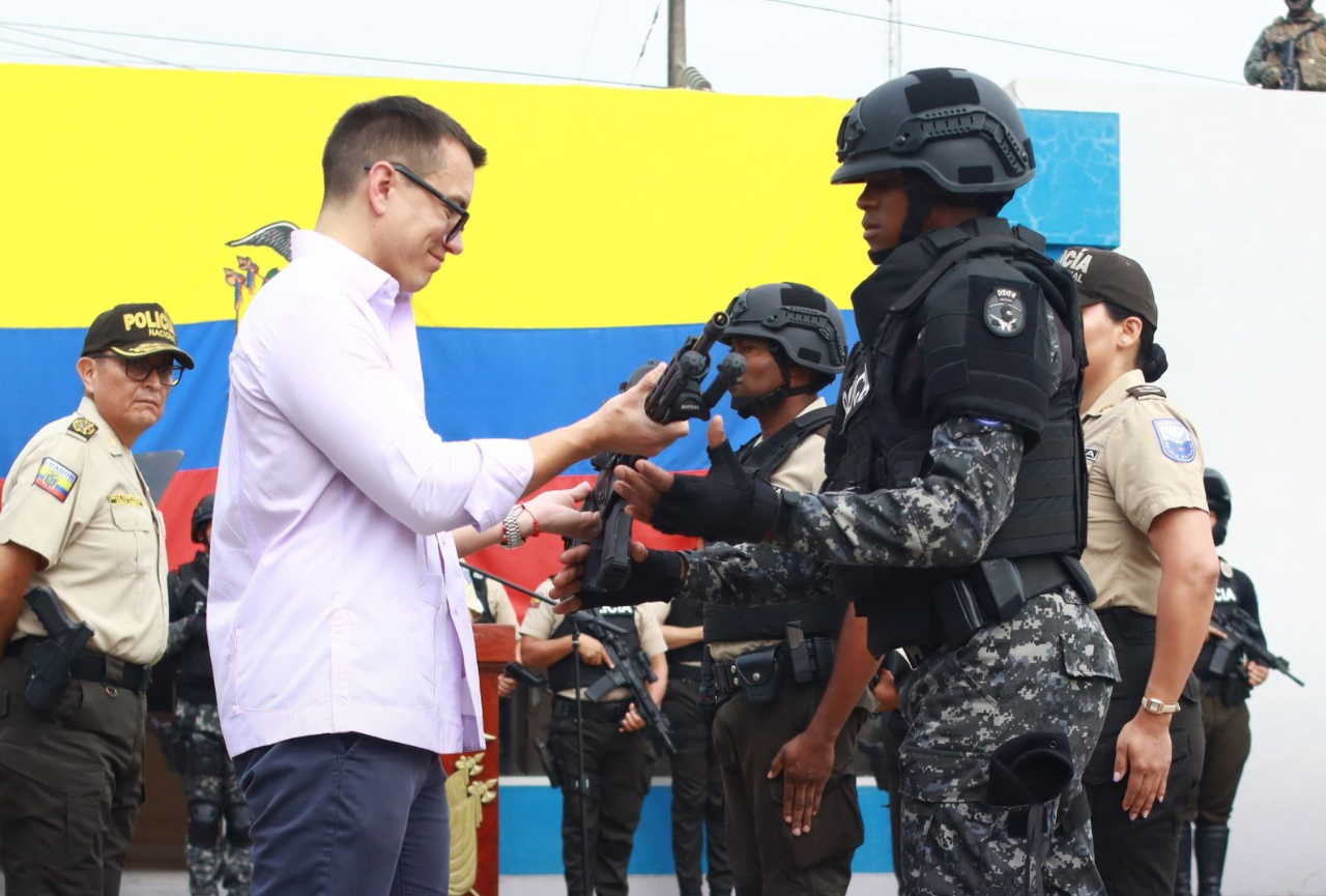El presidente Daniel Noboa entrega 1.782 fusiles a la Policía Nacional en Durán