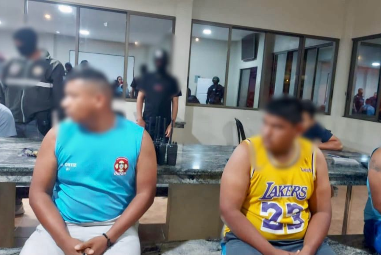 Megaoperativo en Durán deja 19 funcionarios públicos detenidos por delincuencia organizada