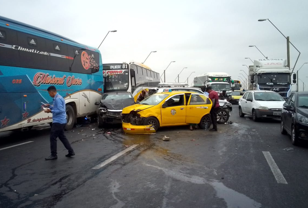 Choque múltiple en el puente de la Unidad Nacional deja tres personas heridas