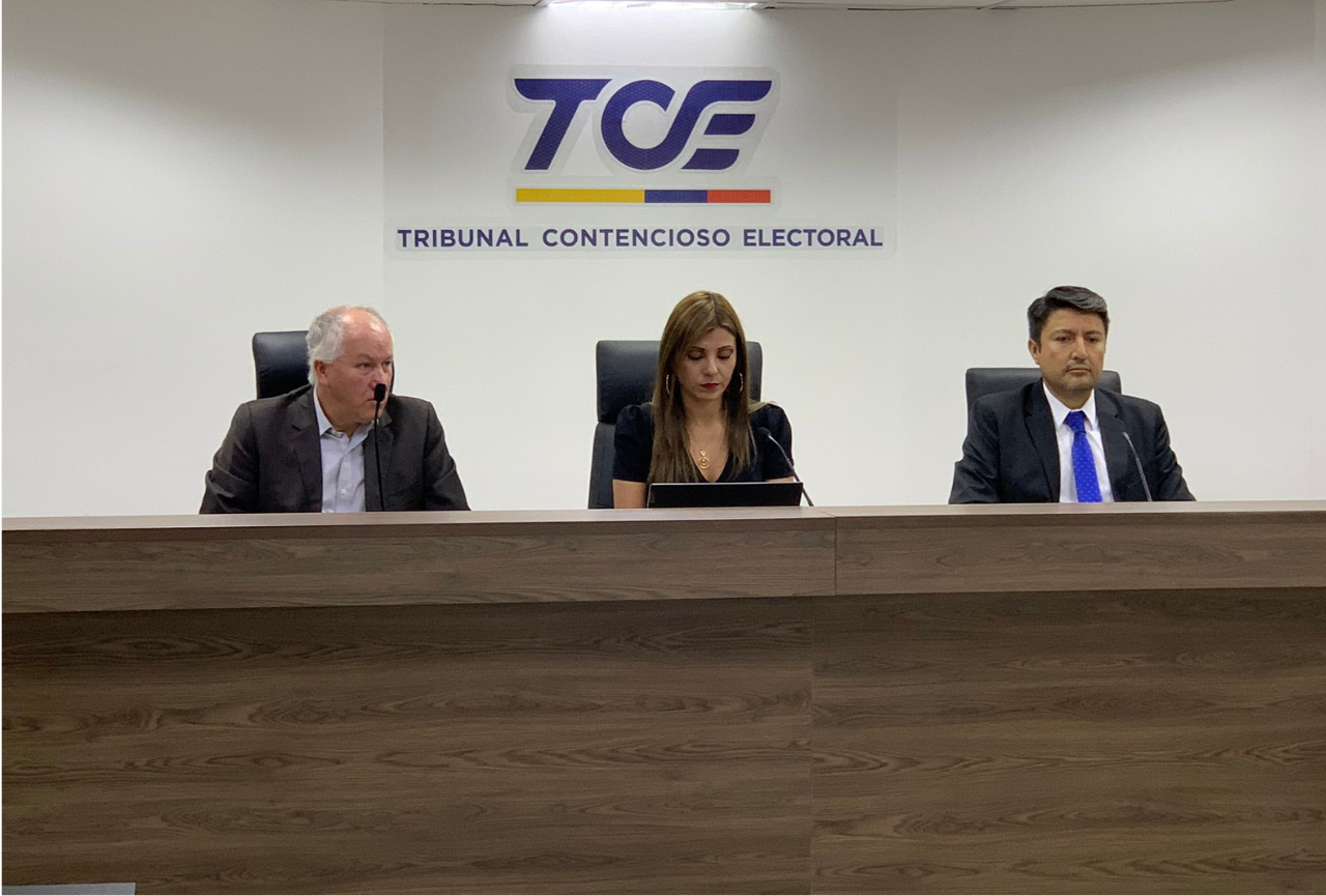 En sesión extraordinaria, jueces remueven al presidente del TCE; Ivonne Coloma presidirá el organismo