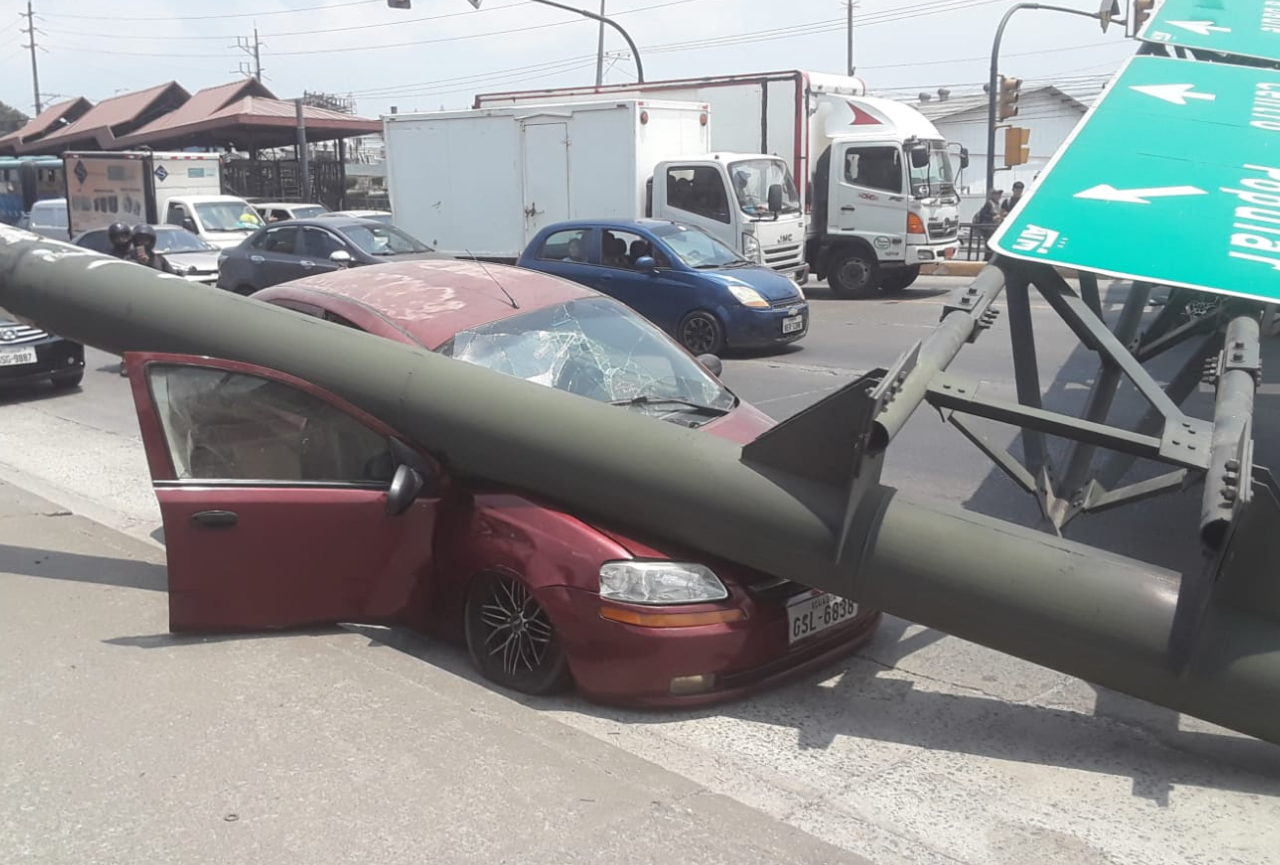 Estructura metálica cae sobre un auto en la vía a Daule, en Guayaquil; ocupantes salieron ilesas
