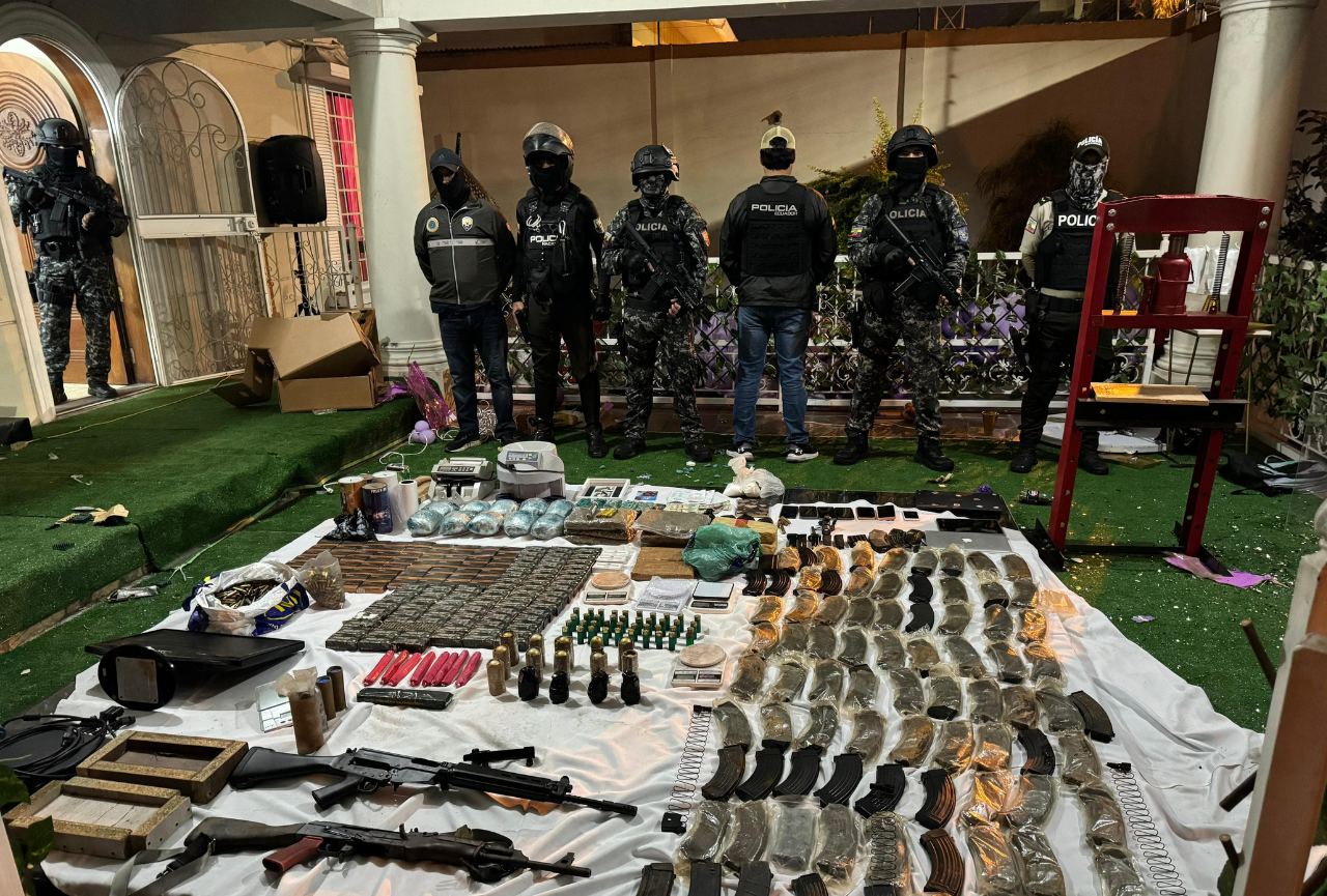 Duro golpe a grupo armado en Guayaquil: hallan un arsenal dentro de dos casas