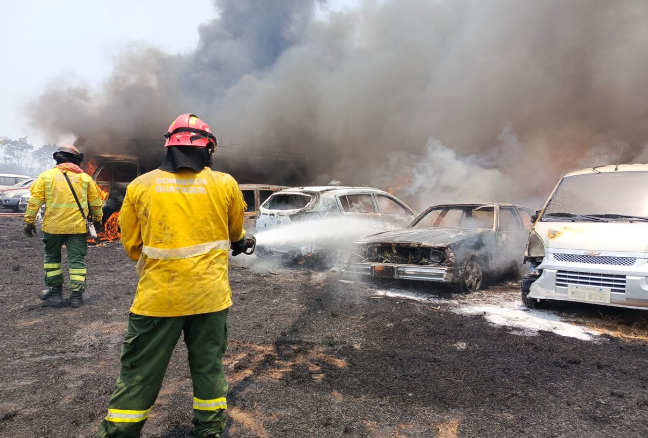 Varios vehículos se quemaron tras el incendio forestal cerca del Parque Samanes, Guayaquil