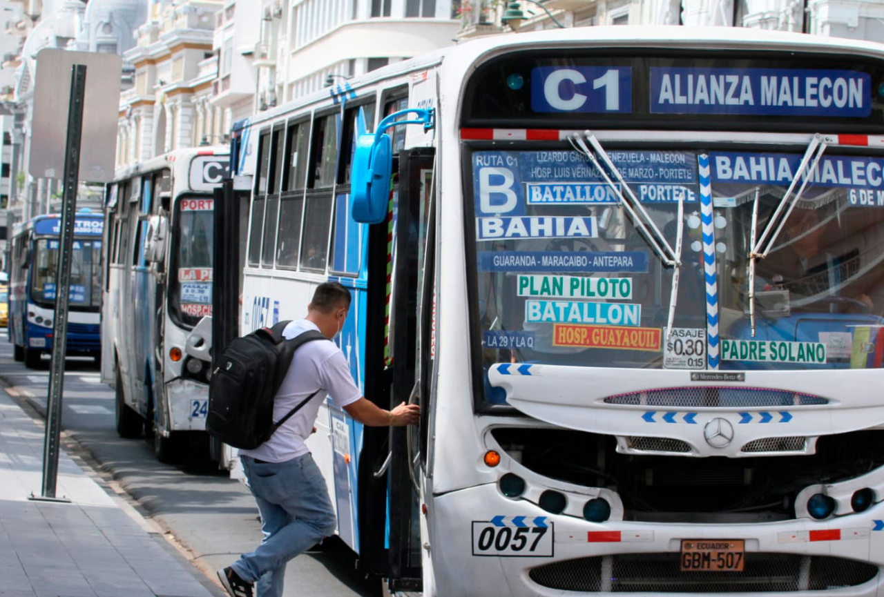 Paro parcial de transportistas urbanos en Guayaquil