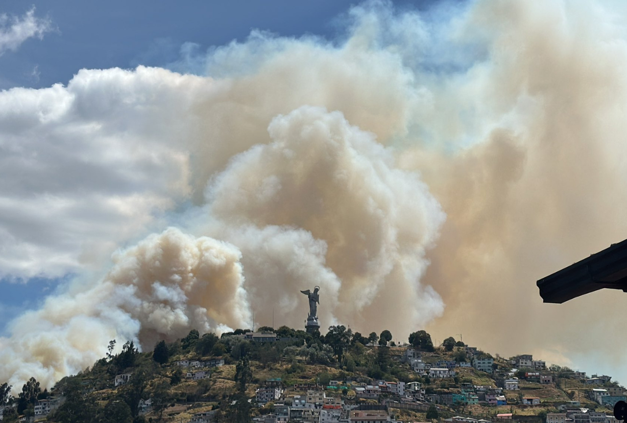 Incendio forestal en el sector de El Panecillo, centro de Quito