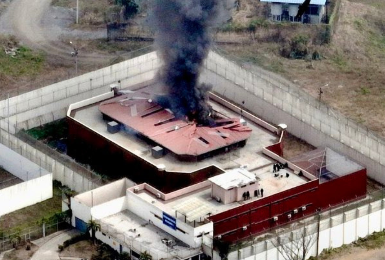 Explosión controlada del dron con explosivo hallado sobre el techo de la cárcel La Roca