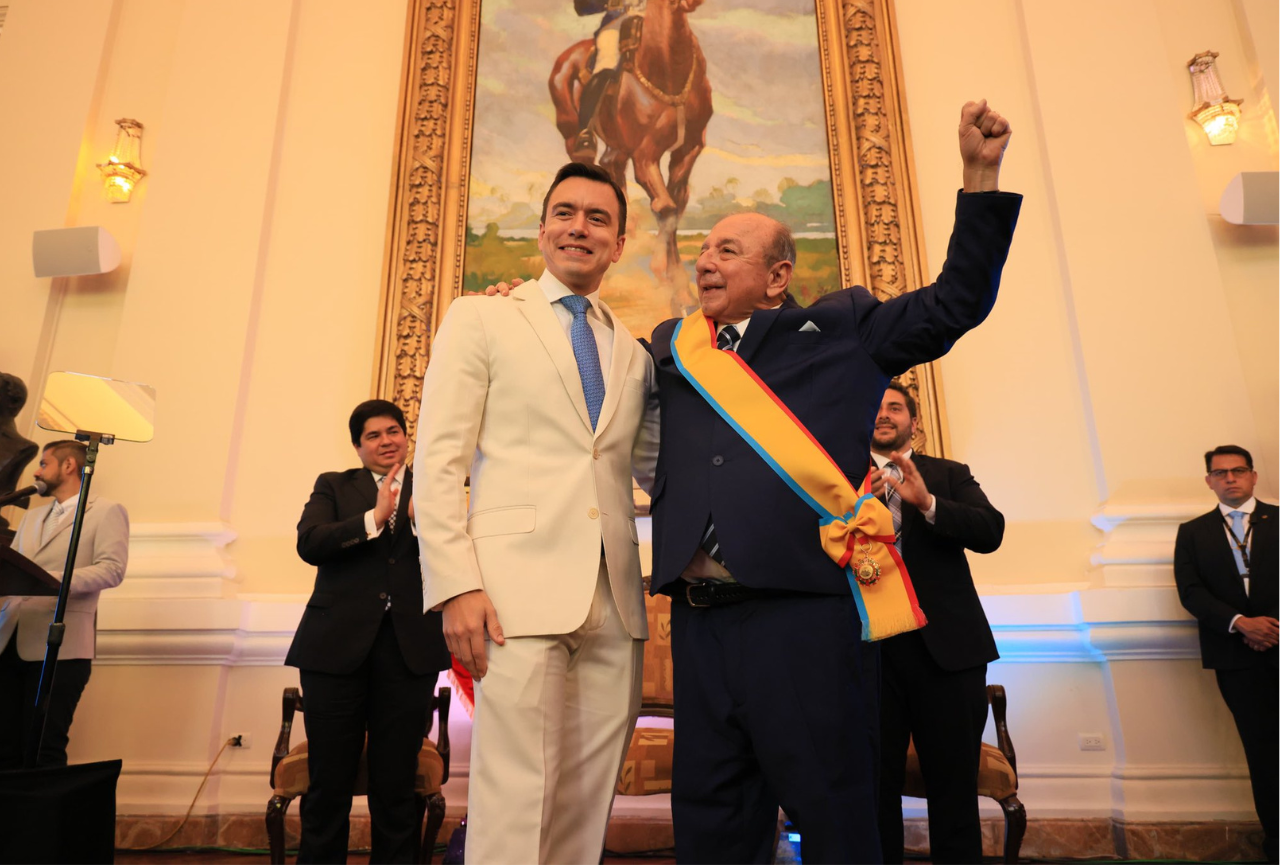 Álvaro Noboa fue condecorado por el presidente de Ecuador en sesión solemne por Independencia de Guayaquil