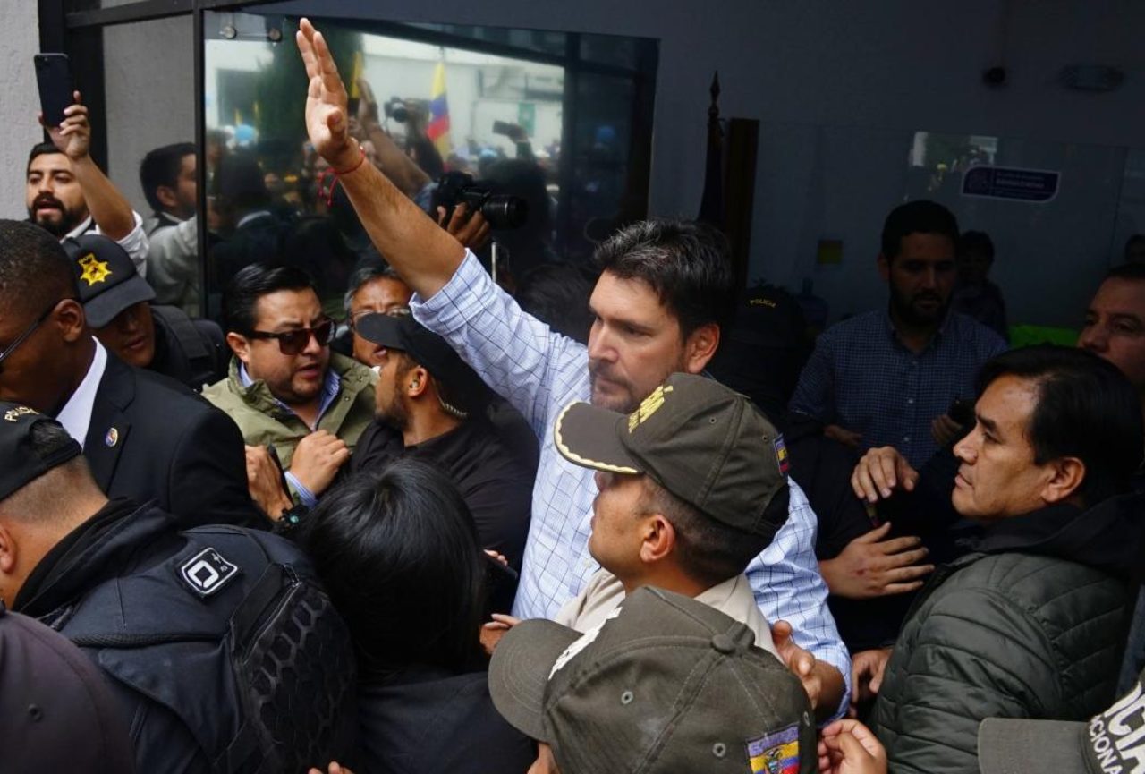Simpatizantes del presidenciable Jan Topic se concentran en los exteriores del TCE por impugnación