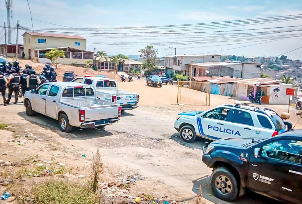 Cinco aprehendidos y tres agentes de la Policía heridos deja enfrentamiento en Flor de Bastión, Guayaquil