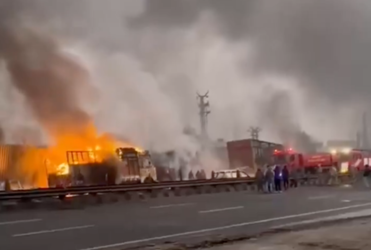 11 muertos y 40 heridos deja choque entre un camión y varios vehículos frente a una gasolinera en la India