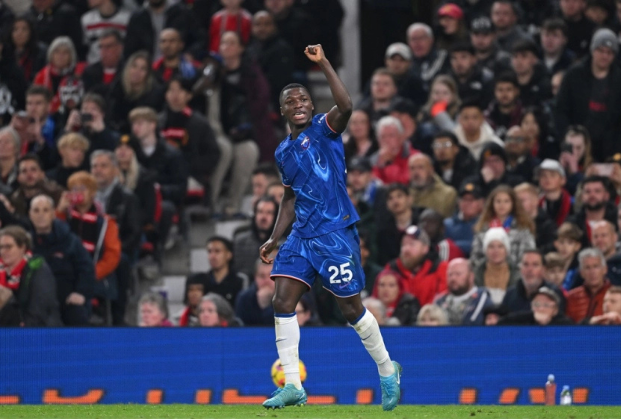 Moisés Caicedo es elegido en el once ideal de la fecha 16 de la Premier League