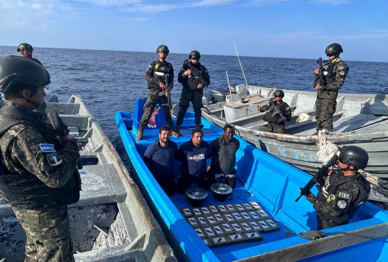 Ocho ecuatorianos fueron detenidos en El Salvador por transportar mas de 4 toneladas de droga