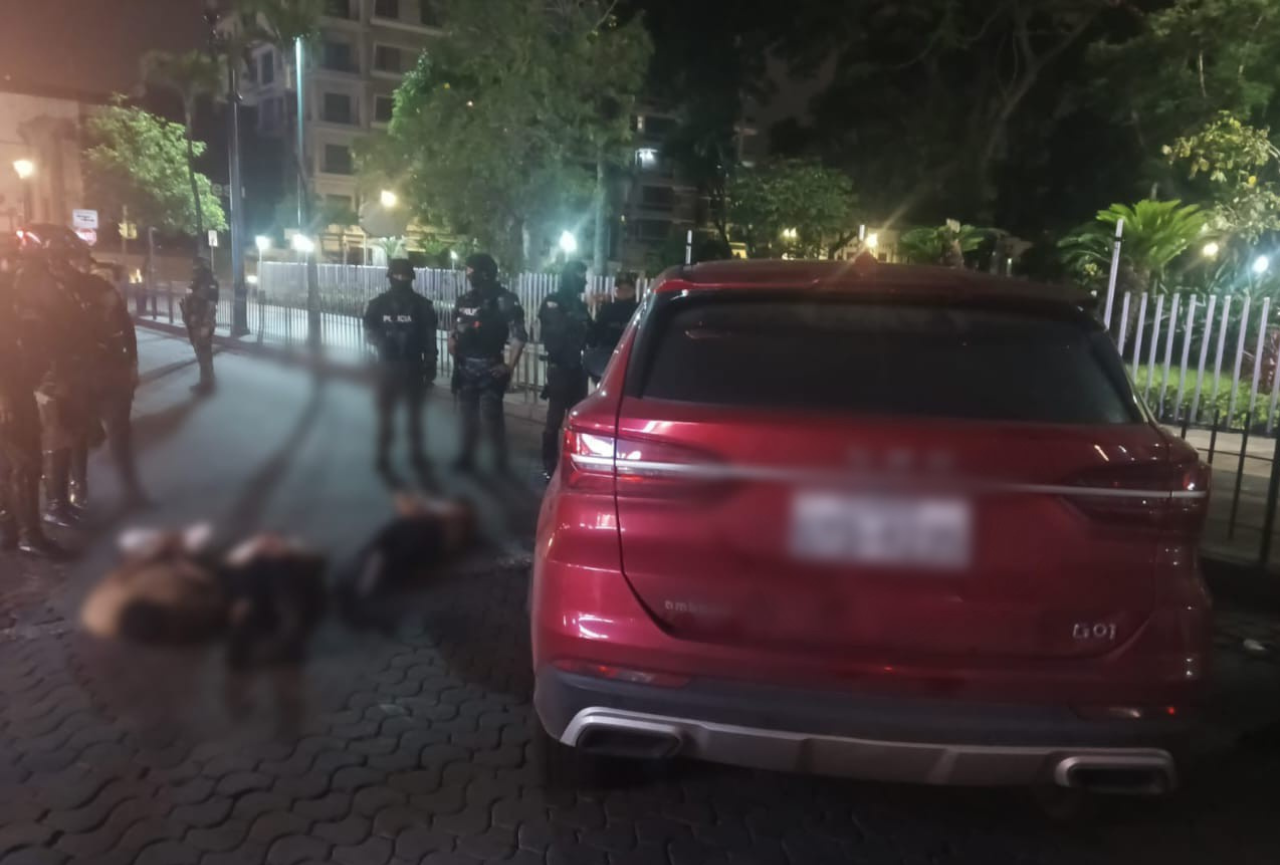 Un muerto y tres detenidos deja persecución policial tras intento de secuestro en Guayaquil