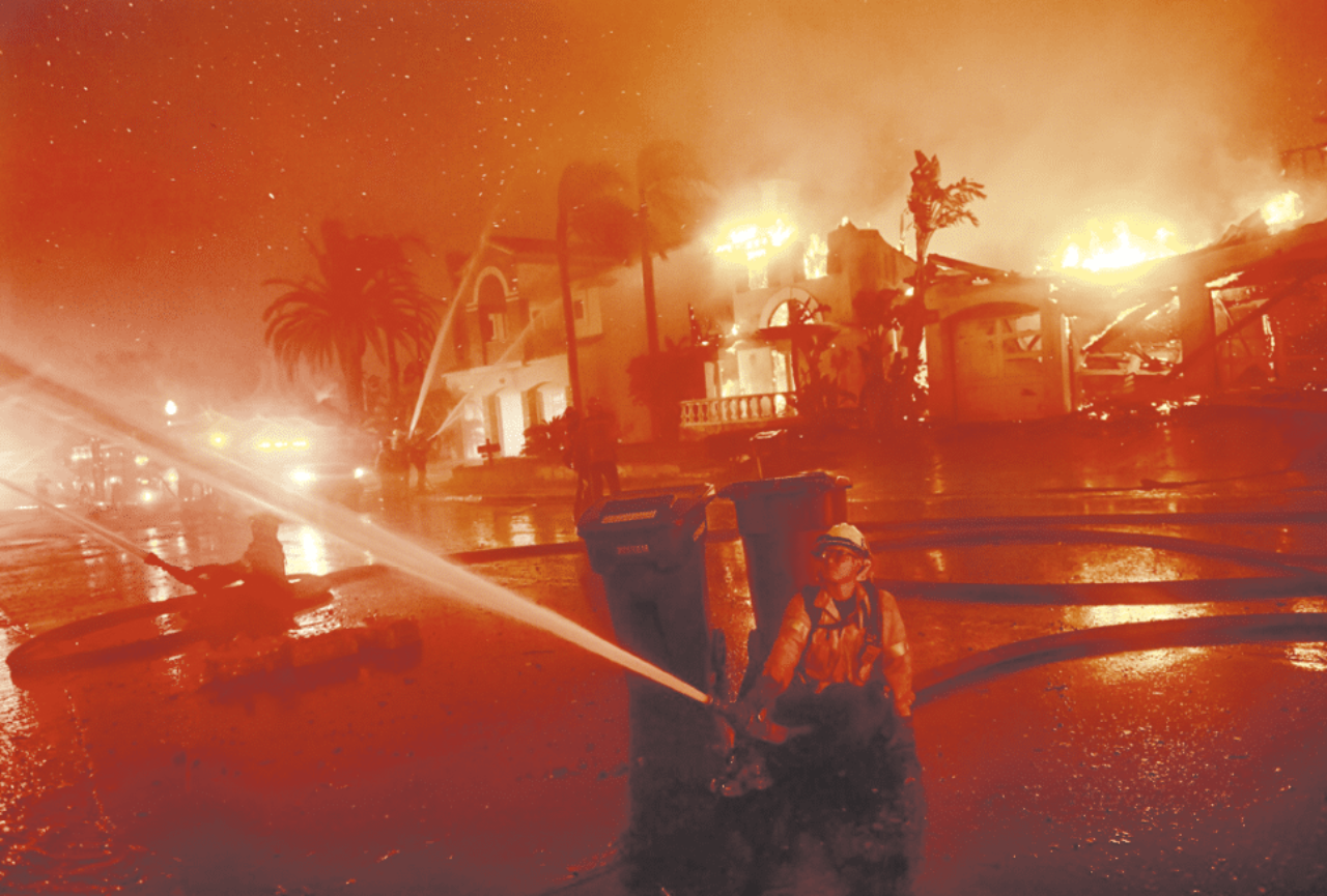 Devastador incendio en Los Ángeles, EE.UU.: 1.000 estructuras destruidas y 30.000 evacuados