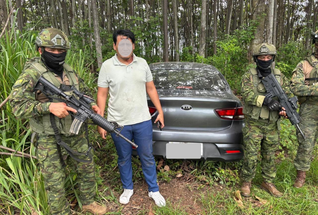 Efectivos de las Fuerzas Armadas rescatan a una persona que fue secuestrada en Mocache, Los Ríos