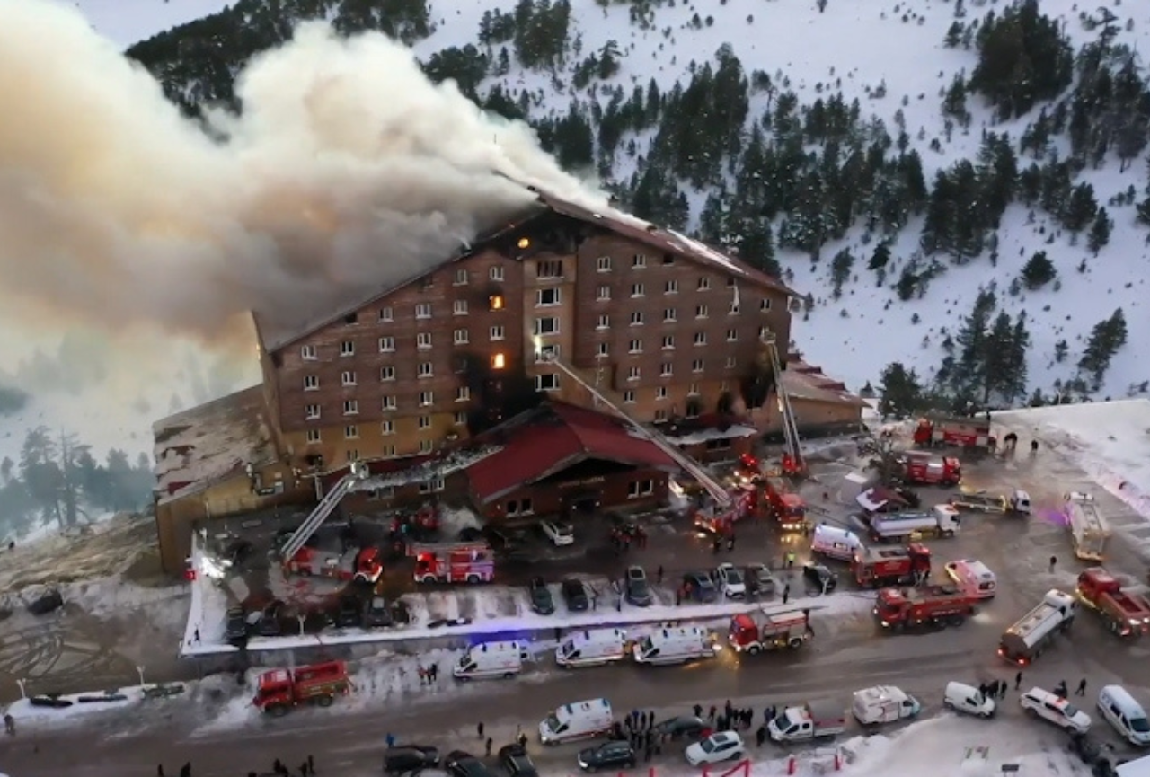 Tragedia en Turquía: incendio en un hotel de una estación de esquí deja 66 personas fallecidas y 51 heridas