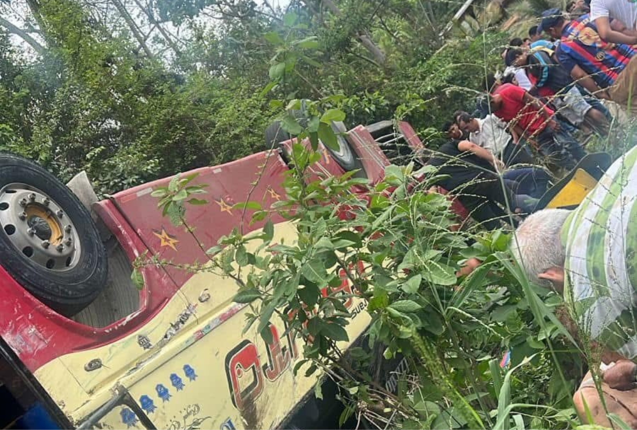 Tragedia en Portoviejo: Una mujer fallecida y más de 20 heridos deja volcamiento de un bus (Video)