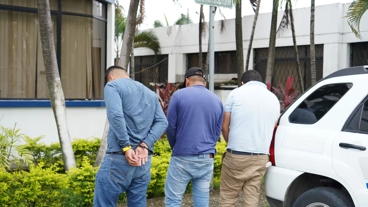 Capturan a un policía y dos cómplices por asalto en una vivienda en Samborondón