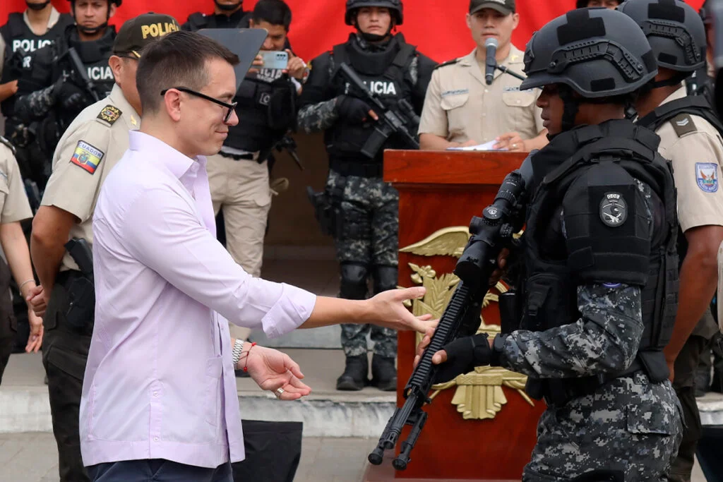 Gobierno entregará a militares y policías bono de USD 507,60