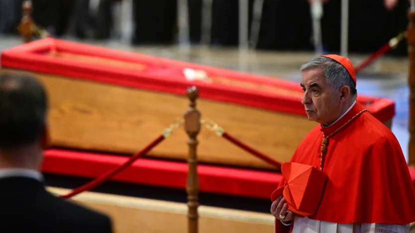 El cardenal Giovanni Becciu no participará en el próximo Cónclave