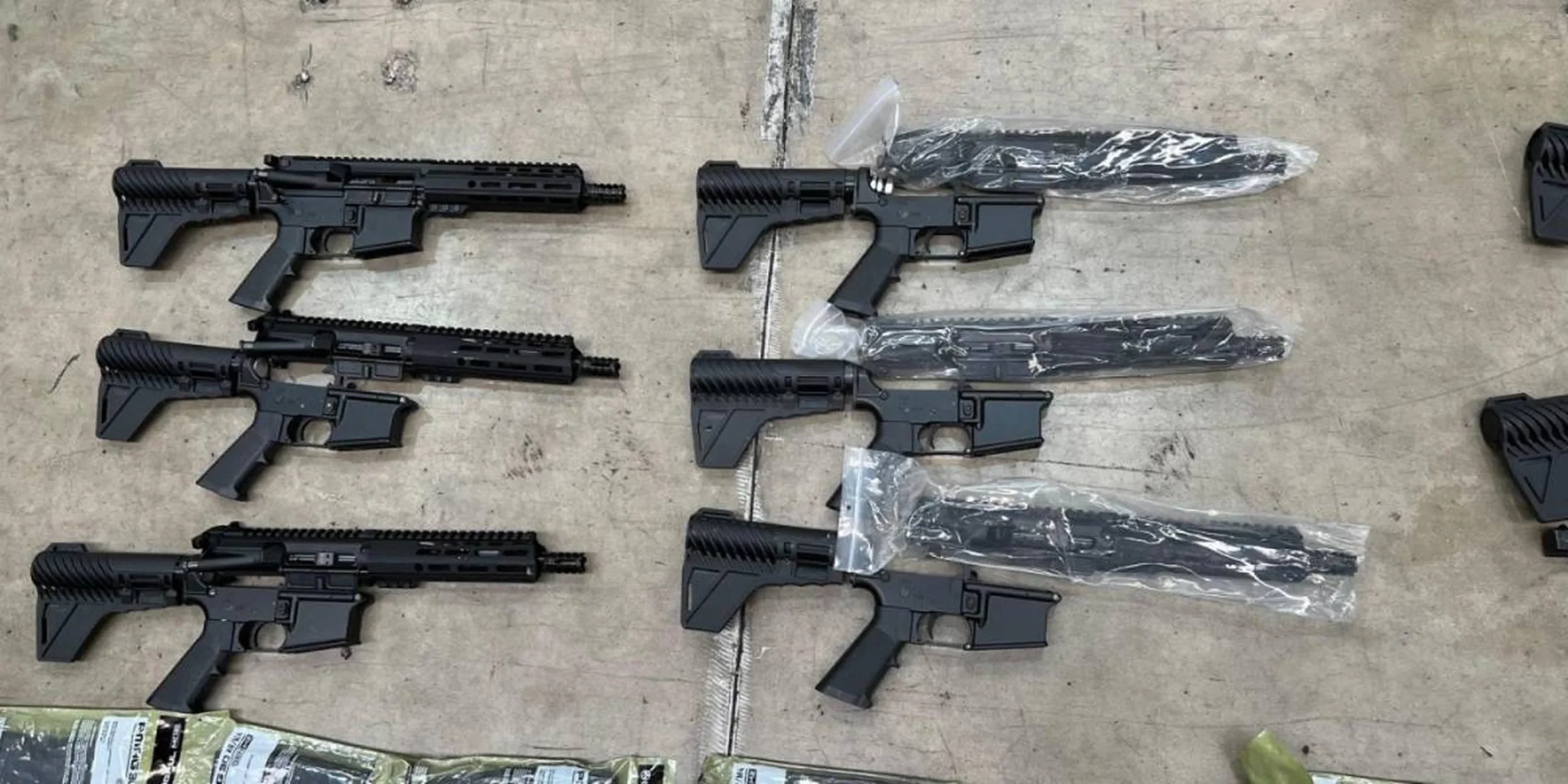Descubren 14 fusiles y dos pistolas camuflados en parlantes en el aeropuerto de Guayaquil